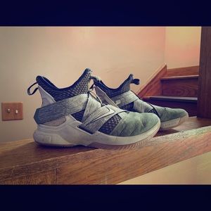 Nike mid-top men’s Lebron James